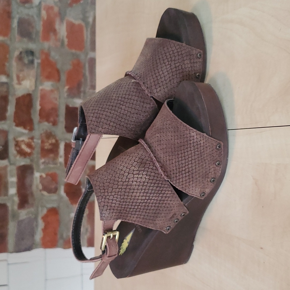 Volatile Brown Textured Open-Toe Platform Sandals - Picture 2 of 6